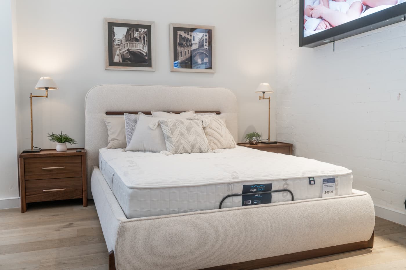 Specialist comparing mattresses